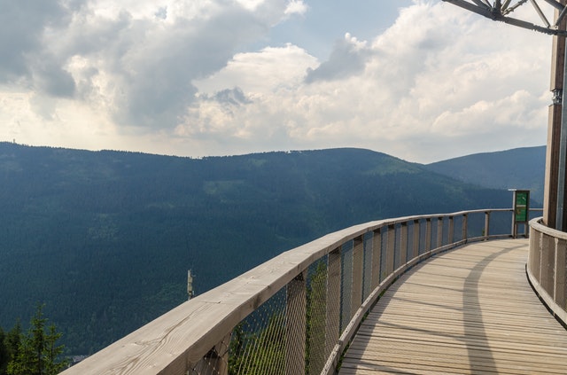 Dlhé zábradlie z kovu a z dreva.jpg